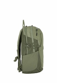 Sac à dos vert olive avec plusieurs compartiments zippés, panneaux texturés, bretelles réglables et une poche latérale en mesh. Tissu durable.