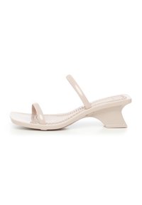 Lichtbeige instapsandalen met twee smalle banden, een gladde, glanzende afwerking en een uniek hellende wiggenhak voor extra hoogte.