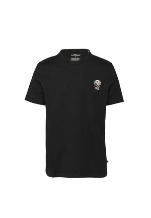 Zwart katoenen t-shirt met een ronde hals, korte mouwen en een kleine Snoopy-afbeelding op de linkerkant van de borst. Eenvoudig ontwerp, casual pasvorm.