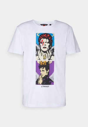 Camiseta blanca de algodón con estampado gráfico de dos retratos estilizados: una figura pelirroja con un rayo y otra en morado con las manos entrelazadas.
