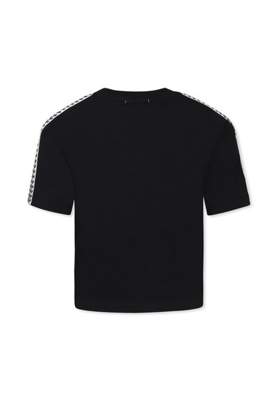 T-shirt nera a maniche corte con scollo rotondo, caratterizzata da strisce a scacchi bianche a contrasto lungo le spalle.