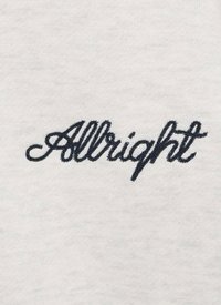 Witte stof met donkerblauwe cursieve borduursel van het woord "Alright" in het midden. Zachte textuur, minimalistisch ontwerp, geen aanvullende patronen.