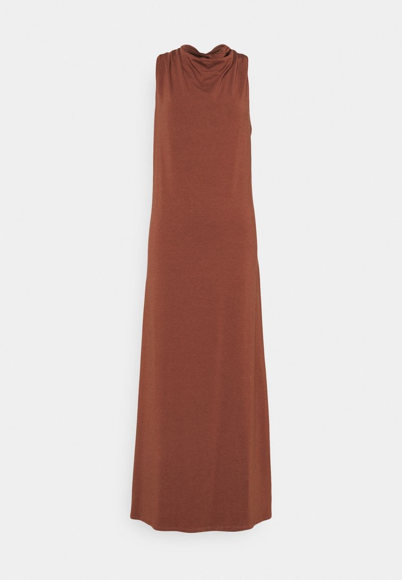 Hnědé dlouhé šaty bez rukávů s volánovým výstřihem, z měkké látky, s rovnou siluetou a jemnou texturou.