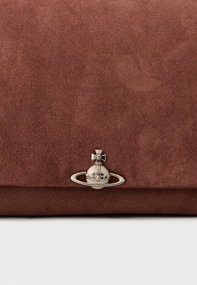Clutch de ante marrón con una forma estructurada, que presenta un cierre plateado con temática planetaria, con un detalle intrincado y una textura suave.