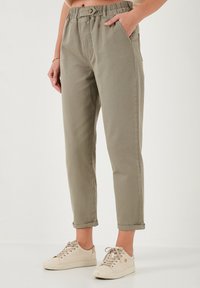 LELA REGULAR FIT - Püksid - light khaki