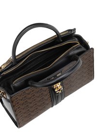 Bruine handtas met een patroon en zwarte leren accenten, dubbele bovengrepen en ritssluitingen in goudkleur. Het interieur beschikt over meerdere compartimenten.