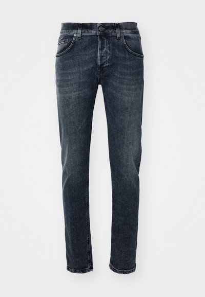 Jeans in denim blu scuro con vestibilità dritta, cinque tasche, chiusura anteriore con bottone e una leggera scoloritura. Bordo pulito senza decorazioni visibili.