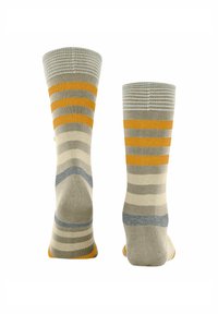 Une paire de chaussettes mi-mollet avec des rayures horizontales beiges, orange, grises et blanches, présentée de dos sur un fond blanc.