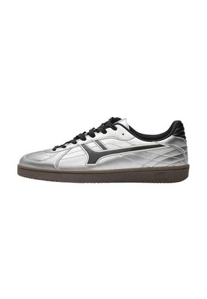 Weiß-schwarzer Sneaker mit niedrigem Schaft, schwarzen Schnürsenkeln, schwarzem Innenfutter und brauner Sohle, gezeigt von der äußeren Seite des Schuhs auf weißem Hintergrund.
