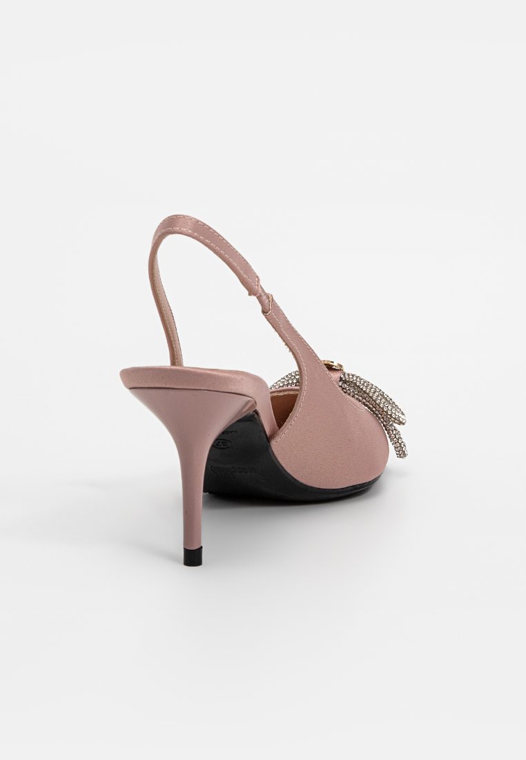 Tacchi a stiletto in satin rosa con suola nera, caratterizzati da un accento decorativo in strass argentati e un tacco a stiletto. Texture liscia complessiva.