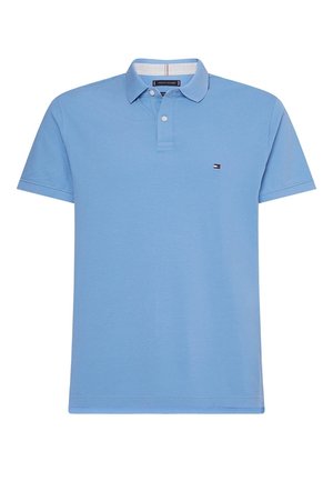 Polo shirt azzurro chiaro in cotone con maniche corte, colletto a due bottoni e un piccolo logo sul petto. Texture morbida e vestibilità classica.