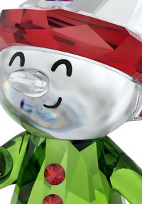 Figura de cristal de un muñeco de nieve con cuerpo transparente, sombrero rojo, ropa verde y botones rojos. Textura suave con superficies facetadas.