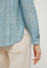 comma casual identity MIT ALLOVERMUSTER - Camicetta - petrol floral print