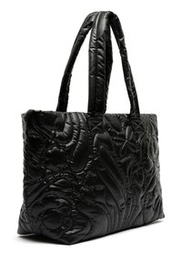 Zwarte gewatteerde tote bag met bloemrijke textuur, voorzien van twee stevige handvaten en een rechthoekige vorm, gemaakt van glanzend, gewatteerd materiaal.