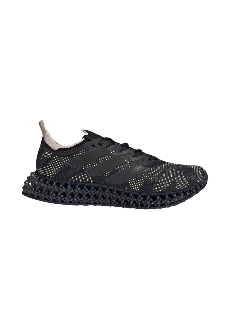 Zapatilla deportiva negra y beige con parte superior de tejido, tres rayas en el costado y suela estilo rejilla, mirando hacia la izquierda sobre fondo blanco.