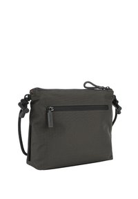 Borsa a tracolla leggera di colore grigio scuro con finitura testurizzata, dotata di una cerniera superiore e una tasca con cerniera frontale, abbinata a tracolle regolabili.