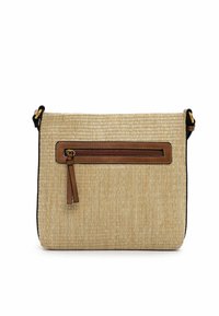 Borsa a tracolla in tessuto beige intrecciato con una tasca con zip in pelle marrone, forma rettangolare piatta, tracolla regolabile e bordi neri contrastanti.