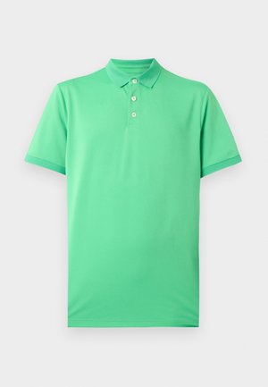 Zelena polo majica s kratkimi rokavi, tremi belimi gumbi in klasičnim ovratnikom, prikazana na enostavni svetli podlagi.