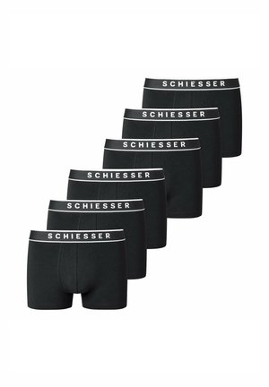Sechs Paare schwarze Herrenboxershorts mit weißen elastischen Bündchen mit dem Schriftzug „SCHIESSER“, arrangiert in einer versetzten Reihe auf weißem Hintergrund.