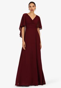 Burgunderfarbene Abendkleid mit Schmetterlingsärmeln, einem V-Ausschnitt und gerafftem Oberteil. Bodentiefe Länge aus fließendem Stoff für Bewegungsfreiheit.