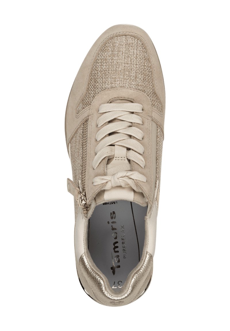 Beige sneaker met textielstof en gladde leren accenten. Voorzien van een vetersluiting en een zijrits voor eenvoudig aan- en uittrekken.