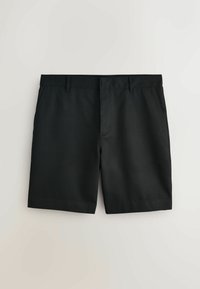 Pantalones cortos negros a medida con frente plano, bolsillos laterales y trabillas para cinturón; confeccionados con tela lisa con un acabado limpio y estructurado.