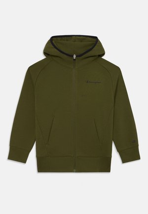 Sudadera con cierre en color verde oliva, con capucha, puños acanalados y dos bolsillos frontales. Presenta un pequeño logo en azul marino en el pecho y la manga.