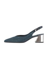 Denimová slingback lodička s špičatou špičkou a reflexním stříbrným blokovým podpatkem. Obsahuje tenký nastavitelní popruh a texturovaný povrch.