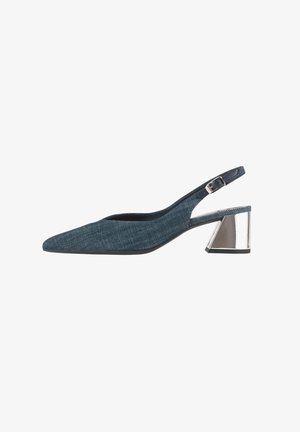 Pump slingback in denim con punta affusolata e tacco a blocco riflettente in argento. Presenta una sottile tracolla regolabile e una superficie testurizzata.