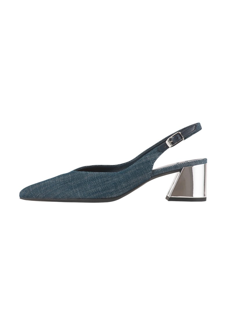 Denimová slingback lodička s špičatou špičkou a reflexním stříbrným blokovým podpatkem. Obsahuje tenký nastavitelní popruh a texturovaný povrch.