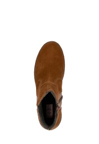 Bottine en daim marron avec un bout rond, fermeture éclair sur le côté et détails cousus. Doublure intérieure douce visible à l'ouverture.