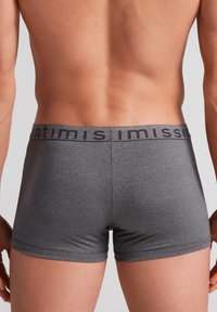 Grå boxer shorts i et glat, strækbart stof. Har en bred elastik med "intimissimi" logo i en kontrastfarve.