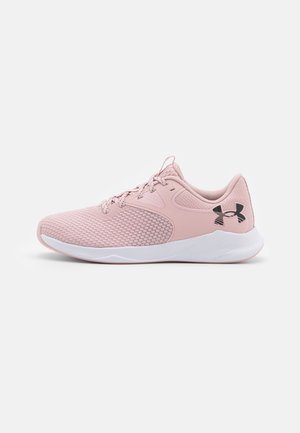 Lyserød Under Armour løbesko med mesh-overdel, snørelukning, hvid sål og sort logo på hælsiden.