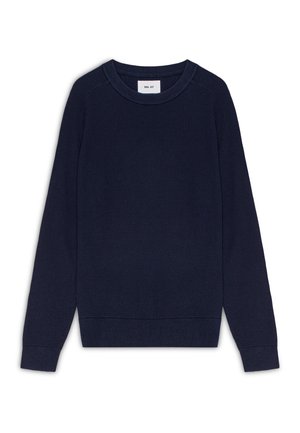 Granatowy, długi, prążkowany sweter z dzianiny, z okrągłym dekoltem i dopasowanymi mankietami, ułożony na białym tle.