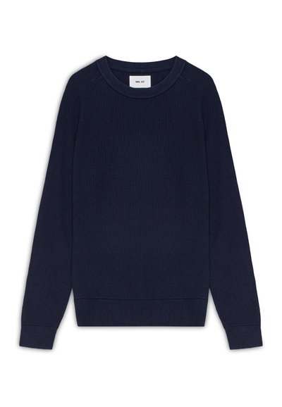 Navyblå langærmet ribstrikket sweater med rund hals og tætsiddende manchetter, lagt fladt på hvid baggrund.