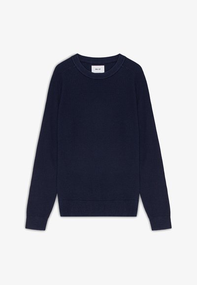 Navyblå langærmet ribstrikket sweater med rund hals og tætsiddende manchetter, lagt fladt på hvid baggrund.