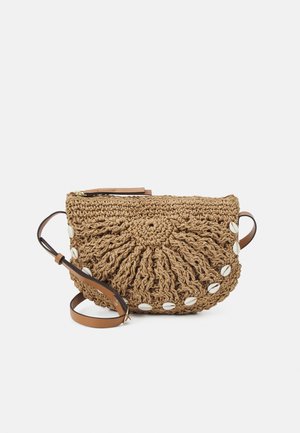 Sac à main tressé marron avec un design texturé en forme de coquillage et des accents de coquillages blancs. Il dispose d'une sangle en cuir marron et d'une fermeture éclair.