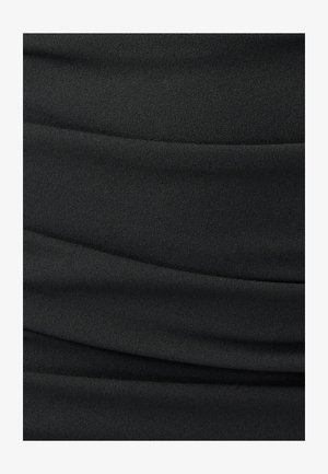 Tissu noir avec une texture froncée subtile, présentant un matériau doux et lisse et des plis ondulés sur toute la surface.