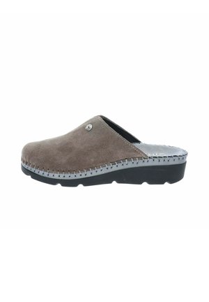 Zueco de ante marrón tipo slip-on con suela negra y costuras visibles alrededor de los bordes, diseñado para un uso fácil y comodidad.