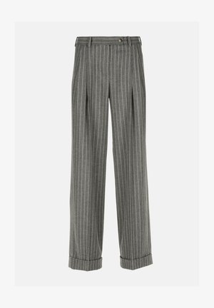 Grijze broek met krijtstrepen, hoge taille, plooien en opgerolde mouwen. Het materiaal heeft een gladde structuur met contrasterende lichte strepen.