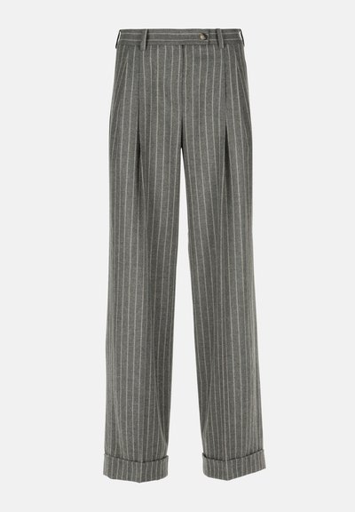 Grijze broek met krijtstrepen, hoge taille, plooien en opgerolde mouwen. Het materiaal heeft een gladde structuur met contrasterende lichte strepen.
