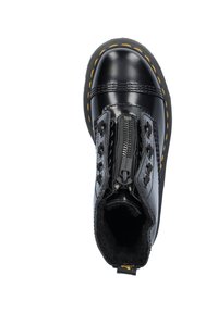 Botte en cuir noir à cheville avec une finition brillante, bout rond, fermeture éclair sur le côté et détail de couture jaune le long de la semelle. Doublure intérieure douce.