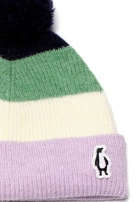 Strickmütze mit einem schwarzen Pompon, mit horizontalen Streifen in Grün, Creme und Lavendel. Mit einem Pinguin-Logo am Bündchen.