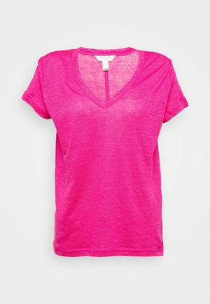 Różowy t-shirt z krótkim rękawem i dekoltem w serek, wykonany z lekkiej, lekko prześwitującej tkaniny. Prosty krój, bez widocznych wzorów czy ozdób.