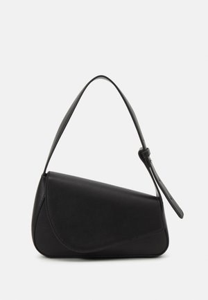 Sac à bandoulière en cuir noir avec rabat incurvé et bandoulière réglable sur un fond gris clair uni.