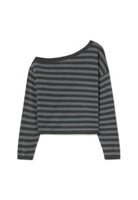 Suéter corto a rayas grises y negras con mangas largas y escote hombros descubiertos; hecho de un material suave y ligero.