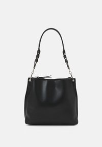 Svart läderhandväska med mjuk textur, rund form och en axelrem med kedjedetaljer. Har dragkedjestängning och minimala design detaljer.