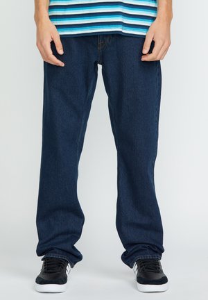 Jeans in denim blu scuro con design a gamba dritta, caratterizzati da una singola tasca frontale, dettagli di cucitura discreti e consumati all'orlo.