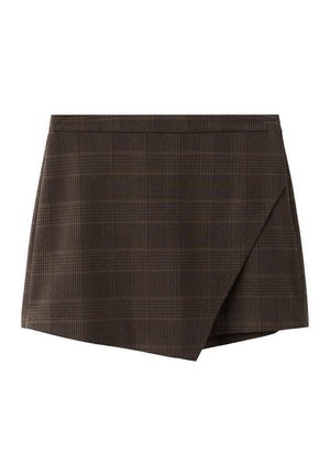 Jupe portefeuille à carreaux marron avec un design structuré, une ceinture insérée et un ourlet légèrement incliné, en tissu texturé.