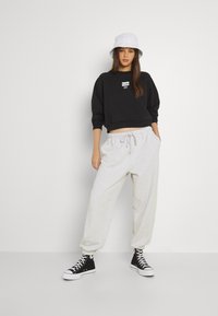 Levi's® PANTS - Trainingsbroek - orbit heather gray